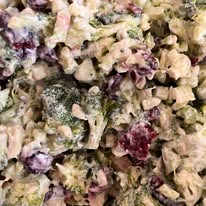Broccoli salad with grapes and a creamy dressing